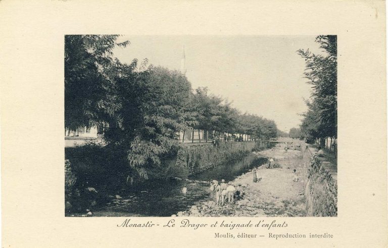 Група деца се капат во реката Драгор пред Противпожарната единица, во јули 1917 година. Во задни­ната се гледа Исак џамија.