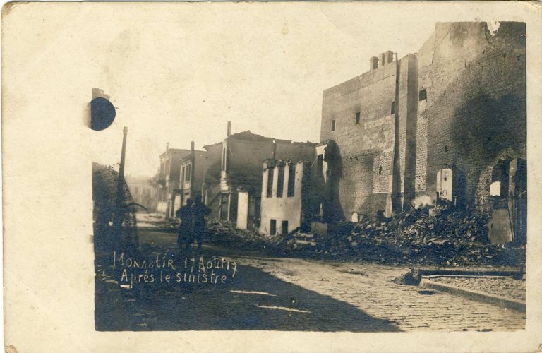 Битола, 17 август 1917. Југозападниот агол на денешните улици Широк Сокак и „Димитар Илиевски-Мурато”. На ова место околу 1920 беше изграден ресторанот “Централ” а подоцна, околу 1975 година, на ова место ќе биде изграден хотелот “Епинал”.