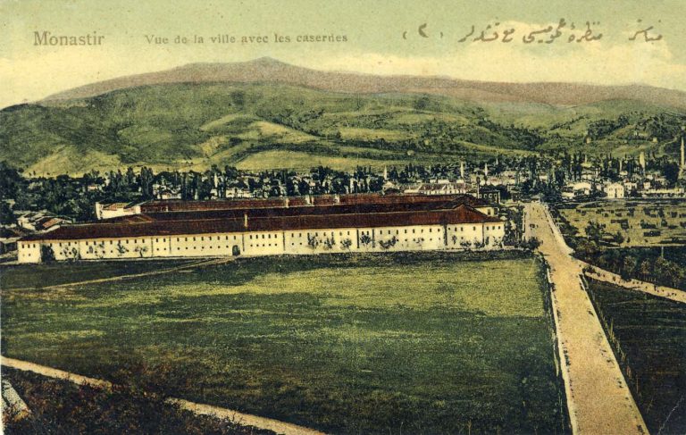 На сликата прикажана е Белата касарна, Црвената касарна во заднината, како и панорама на градот во пролет од Тумбе Кафе. На источната страна од Белата касарна е полигонот за вежби на турската армија. Патот покрај касарните, кој води кон Тумбе Кафе, денес е Градското шеталиште.