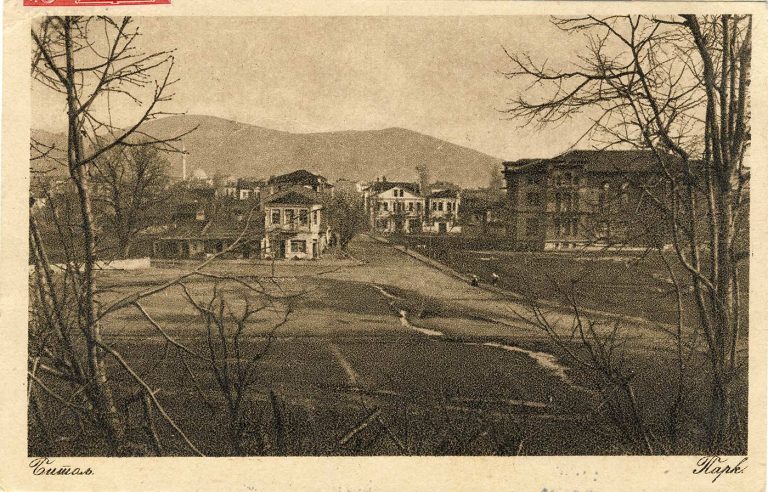 Поглед на Битола со Офицерскиот дом од паркот.