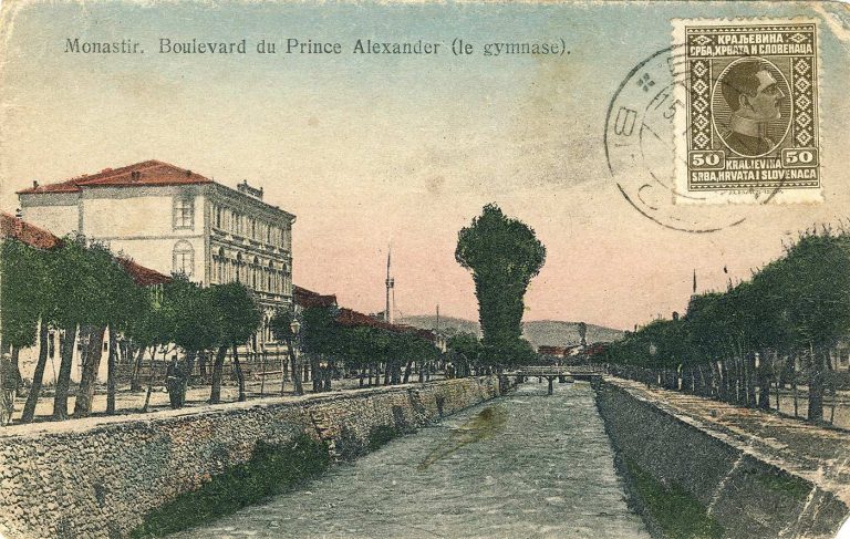 Реката Драгор со булеварот од двете страни и зградата на Гимназијата