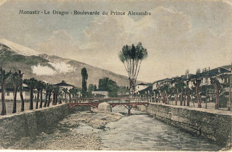 Булеварот „Принц Александар“ со реката Драгор и поглед на Пелистер.