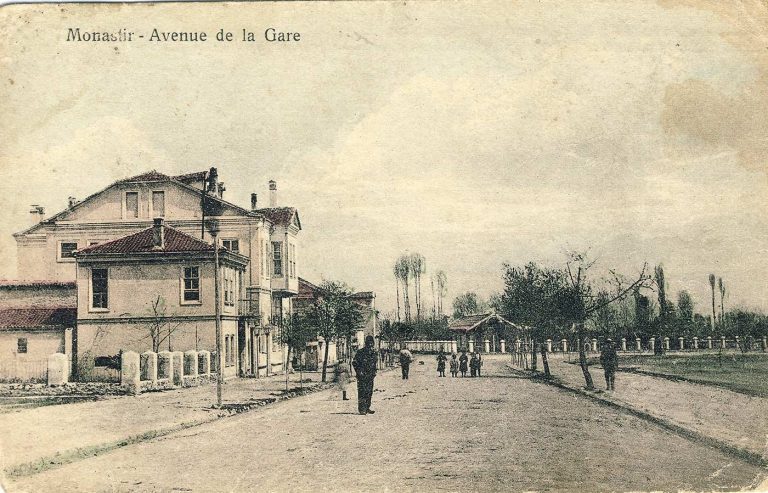 Денешната улица “Иво Лола Рибар” која започнува од Широк Сокак и завршува кај улицата “Македонска фаланга” се викала Авенија за железничката станица, додека “Македонска фаланга” била Булевар за железничката станица. На десната страна е дворот на Офицерскиот дом. Високата куќа и постои со некои мали измени на прозорите.