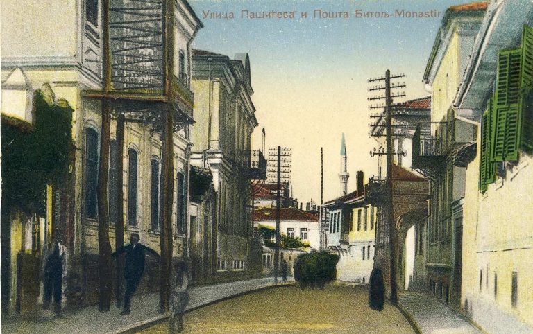 Улицата “Пашиќева” и зградата на Поштата во Битола во 1926 година. Денес оваа улица го носи името “Св.Кирил и Методиј”. Во зградата на Поштата за време на Отоманската Империја беше сместен Српскиот конзулат, а по Втората светска војна во зградата беше сместена Третата реонска амбуланта.