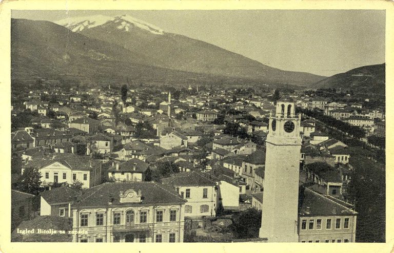 Панорама на градот со поглед на Пелистер во месец мај 1937 година, во 9,05 часот наутро. Во преден план се Саат кулата и Француско српската банка од левата страна на оваа разгледница. Испратена во Суботица, на 16 јуни 1939 година.