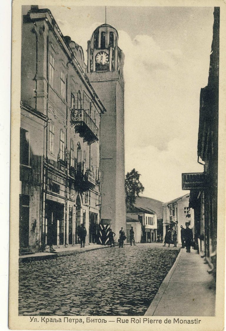 Улицата “Крал Петар” – продолжение од Широк Сокак со Саат кулата и зградата на Дивизијата