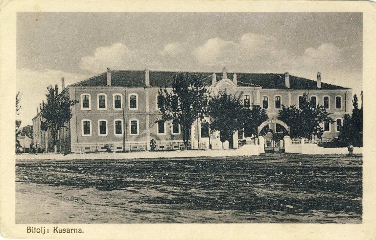 Зградата на Воената академија која во 1930 год. бе­ше користена од војската како касарна