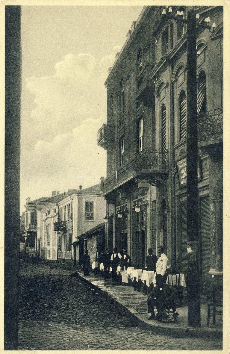 Улицата “Рузвелтова” со книжарницата “Просвета” и ресторанот од Гранд хотел “Јевтиќ”