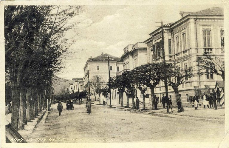 Левата страна на булеварот на реката Драгор со Општината, Народната банка и Гим­назијата. Околу 1932 година.