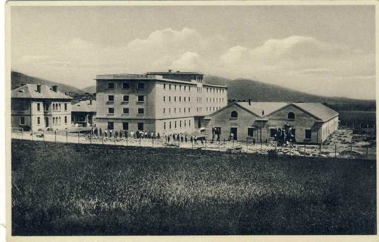 Монополот во последните денови од неговата изградба