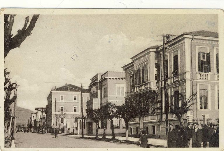Левата страна на булеварот на реката Драгор со Општината, Народната банка и Гим­назијата. Околу 1932 година