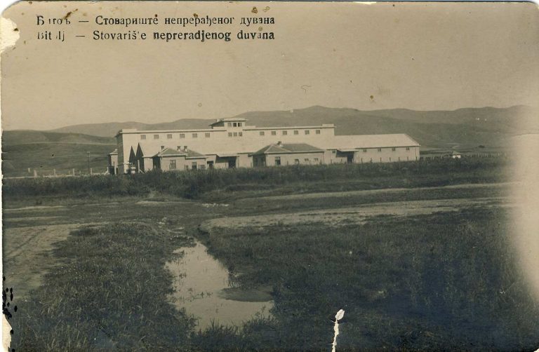 Зградата на Монополот сликана кон север на разглед­ница изработена по фотограф­ска постапка со опис со кирилични и латински букви.