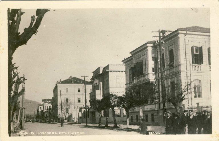 Изглед на Битола на левата страна на булева­рот со старата оп­штинска зграда, Народ­ната банка и Гимнази­јата.