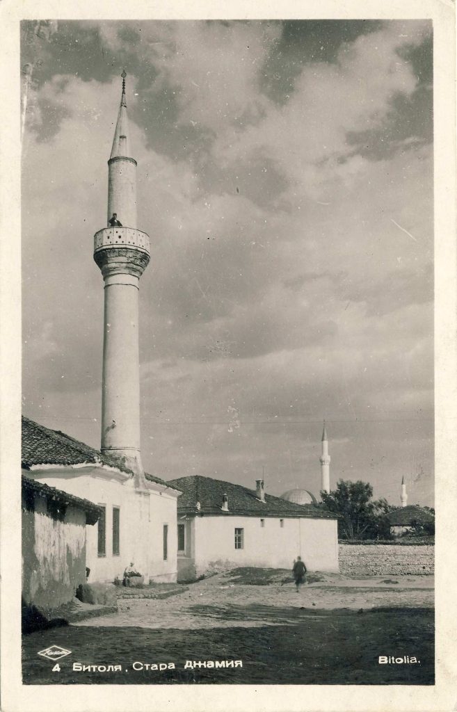 Битола, Стара џамија е насловот на оваа разгледница од 1941 година. Истата со наслов “трите џамии”(џамијата кај чинарот, Исак џамија и Јени џамија на крајот) се појавува во друго издание.