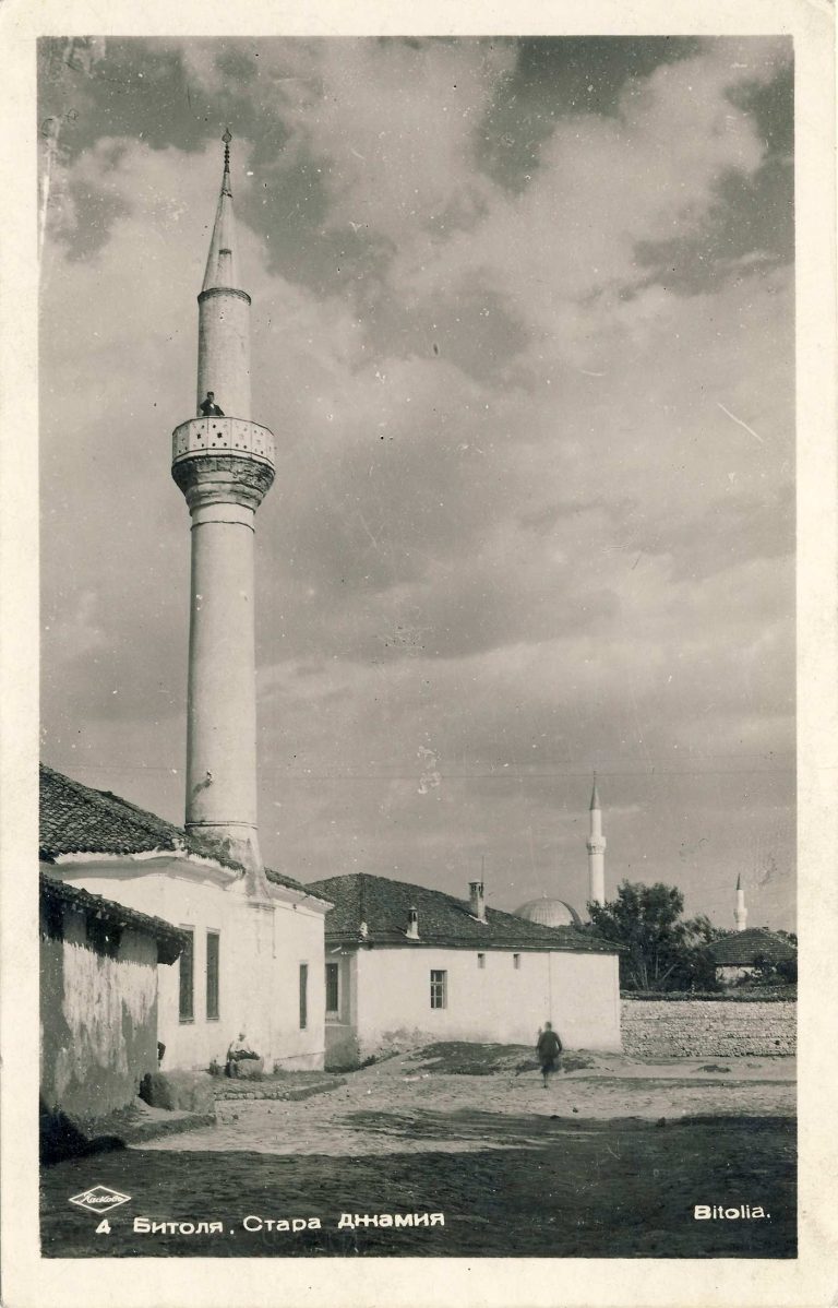Битола, Стара џамија е насловот на оваа разгледница од 1941 година. Истата со наслов “трите џамии”(џамијата кај чинарот, Исак џамија и Јени џамија на крајот) се појавува во друго издание.