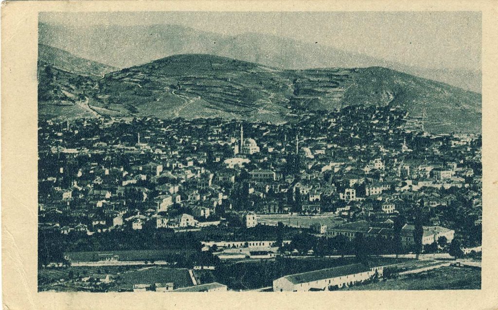 Панорама на Битола од Тумбе Кафе, во 1948 година, направена од стара снимка од 1930 г.