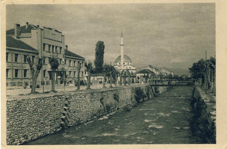 Зградата на Дивизи­јата покрај реката Драгор и Исак џамија на разгледница испратена на 18 јуни 1948 година.