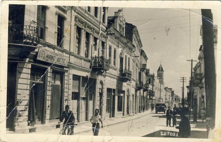 На левата страна од оваа разгледница е “Наше дете” продавница за текстил, кожа и разно на Градското народно претпријатие. Десно се гледа бензинската пумпа.