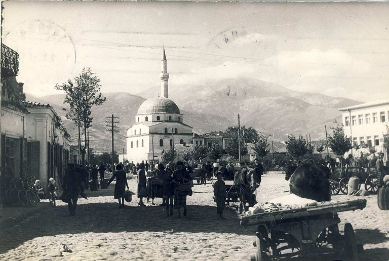 Поглед кон Исак џамија и Пелистер од Житни Пазар на разгледница исuратена на 01 окт 1957 год. во Белград.