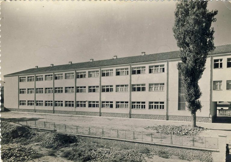 Зградата на Учителската школа во 1957 год. Подоцна Гимназија “Браќа Миладинови”. Денес гимназија “Таќи Даскало”