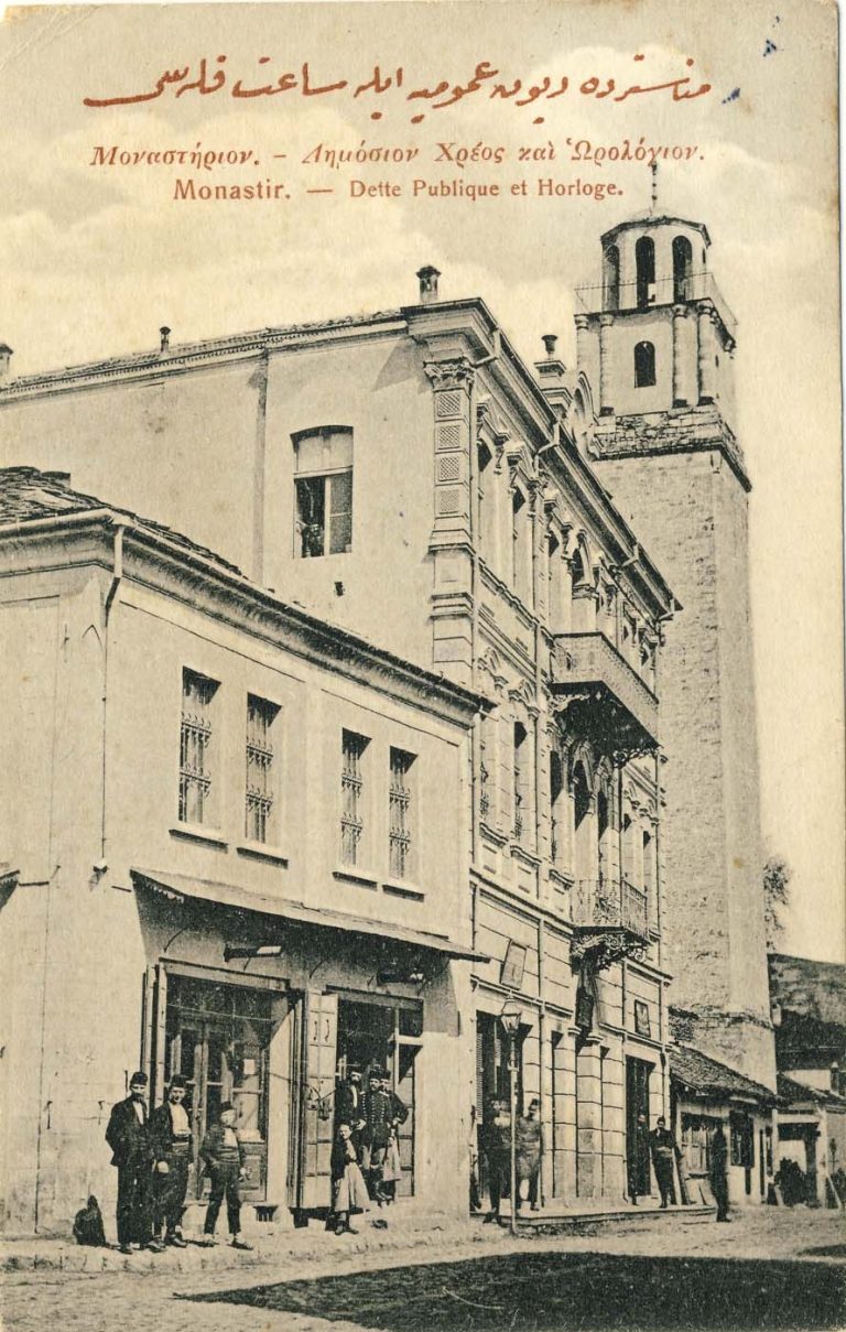 Градскиот часовник е еден од нај­сликаните објекти во градот. За негова­та изградба знаеме многу малку, освен дека за изградбата се употребени 60.000 јајца за да малтерот биде поотпорен и поцврст. Иако има различни претпос­тавки за времето кога Саат кулата е изградена, веројатно најверодостојна претпоставка е таа дека била изградена во 17 в.