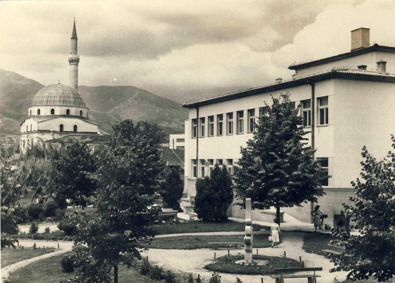 Домот за народно здравје со паркот пред истиот, во 1965 година. Во преден план е споменикот на евреј­ските граѓани кои трагично завршија во концентрациониот логор Треб­линка во 1943 година. Во заднината се гледаат Исак џамија, Баба планина и Пелистер.