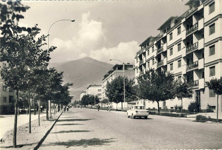 Улицата “Иван Милутиновиќ” во 1960 година со поглед на Баба планина. (денес улица “Филип Втори Македонски”)