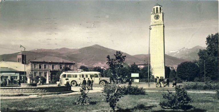 Поглед кон запад со Баба планина и Пелистер во заднината и Градскиот часовник, Стопанска банка и дел од црквата Св. Димитрија на разгледница од Наш глас - Смедерево