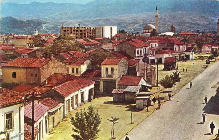 Поглед на Би­тола, околу 1960 година. Зградата на Д.О Завод е веќе изградена а станбената зграда до неа е во изградба. Разглед­ницата е испратена во Сараево, на 2 април 1967 година.