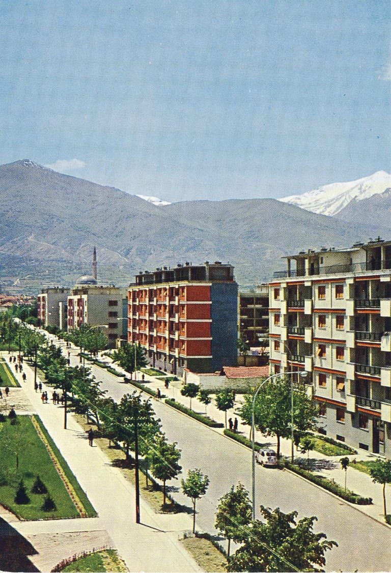 Новоизградените станбени згради на ули­цата “Иван Милутиновиќ” со поглед на Баба Планина и Пелистер во пролетта 1967 година