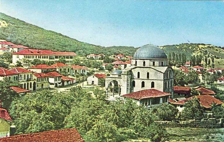 Битола околу Хајдар Кади џамијата во 1967 година. На левата страна е ОУ “Тодор Ангелевски”. Истата е испратена во Сараево на 08 јуни 1967 година.