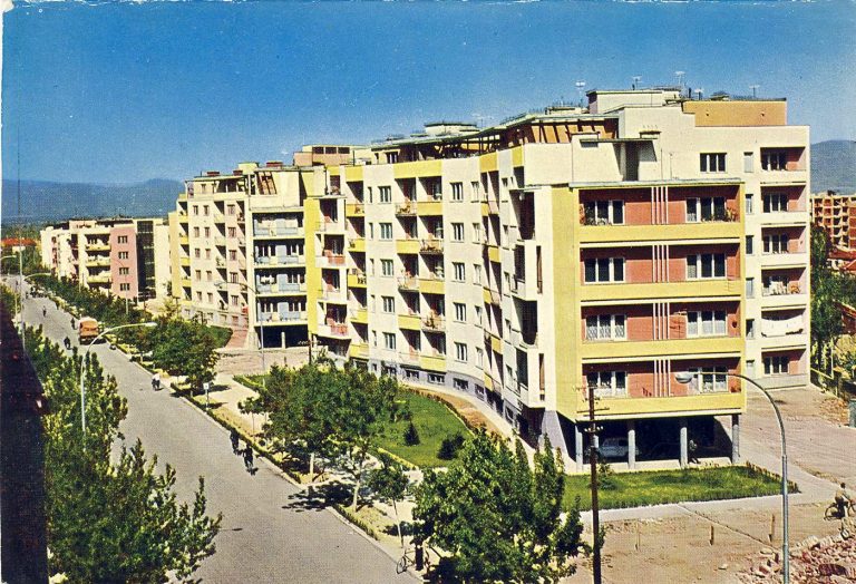 Улицата “Иван Милутиновиќ” гледана кон исток со новоизградените стан­бени згради.