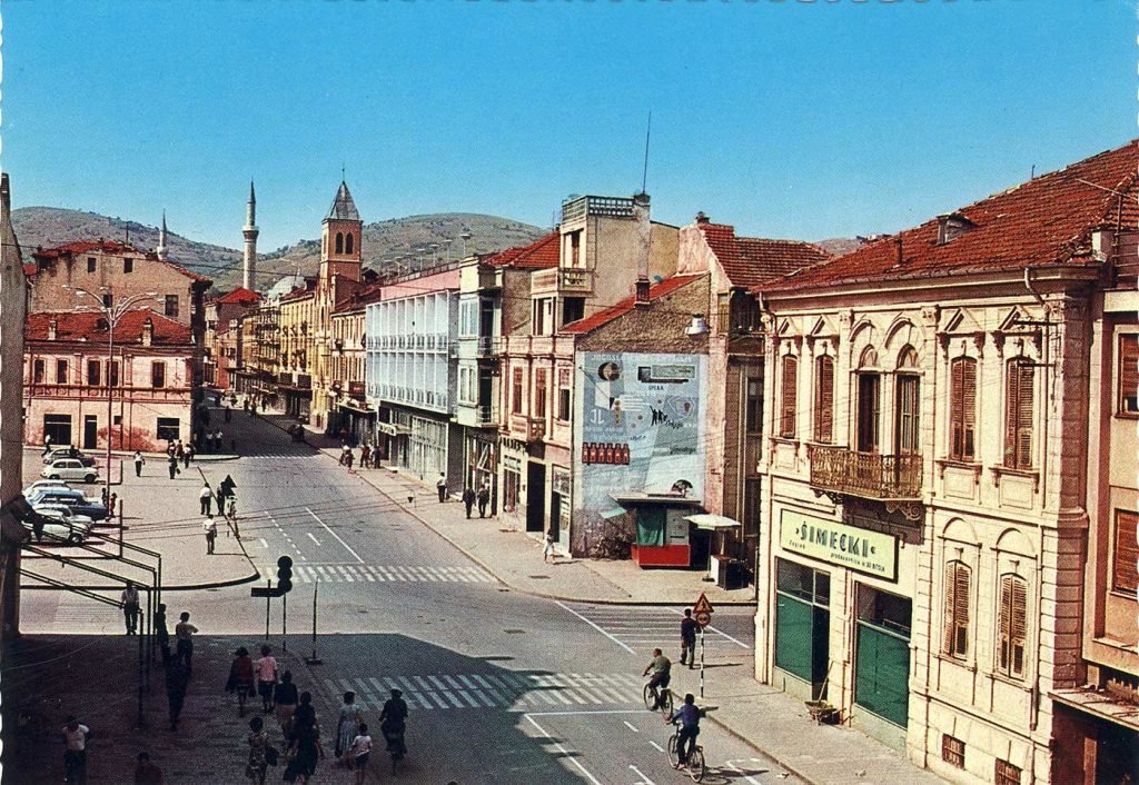 Улицата “Маршал Тито” во 1968 година на разгледница издадена од издавачката куќа “Вук Караџиќ” од Белград. Улицата сé уште е отворена за редовен сообраќај