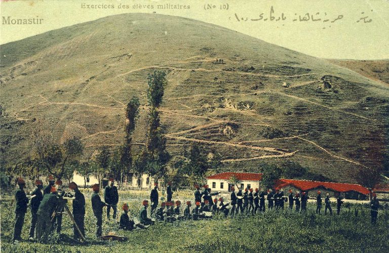 Разни вежби на турската војска во кругот на касарните