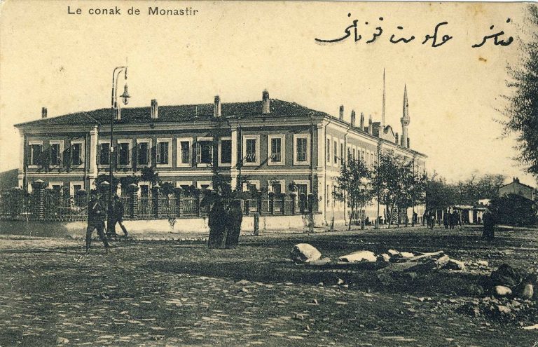 Општинската управна зграда-хуќумат околу 1910 година. Во заднината на оваа зграда се гледа минарето на Исак џамија, а на левата страна на оваа разгледница се гледа и уличната светилка на гас.