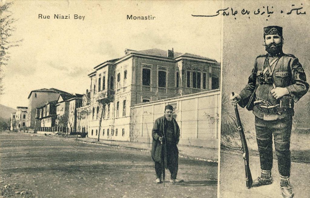 Дводелна разгледница од 1909/10 година со Нијази Бег, и улицата покрај реката Драгор со куќата на гувернерот (денес Ректоратот) и школото за државни службеници (денес Гимназијата). Во чест на Нијази Бег и булеварот покрај реката Драгор го промени името во улица “Нијази Бег.” Истата улица го промени името неколку пати до 1912 година.