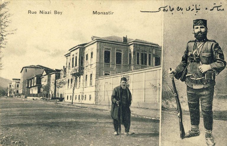 Дводелна разгледница од 1909/10 година со Нијази Бег, и улицата покрај реката Драгор со куќата на гувернерот (денес Ректоратот) и школото за државни службеници (денес Гимназијата). Во чест на Нијази Бег и булеварот покрај реката Драгор го промени името во улица “Нијази Бег.” Истата улица го промени името неколку пати до 1912 година.