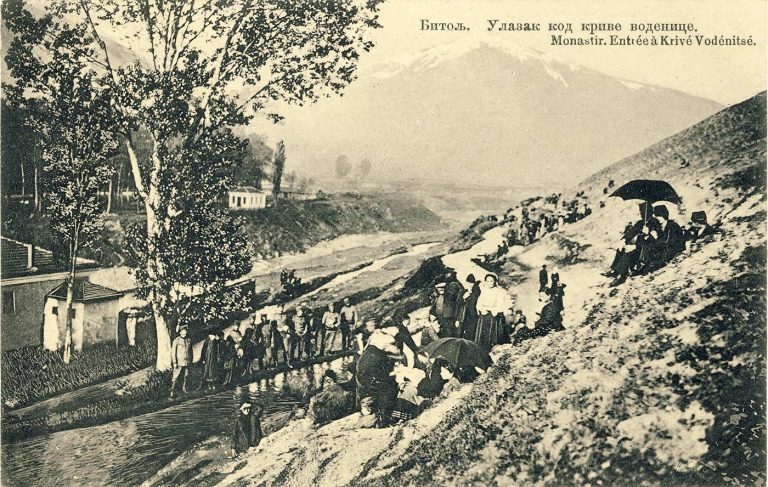 Влезот кај Крива Воденица. Во далечината се гледаат Пелистер и реката Драгор во средината на сликата.