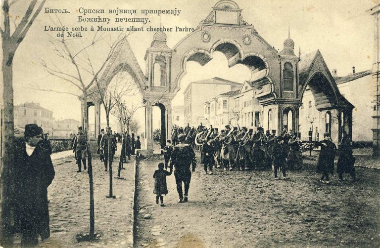 Српската воена музика по­минува под триумфалната капија на Решад V за време на Божикните празници 1913 година.