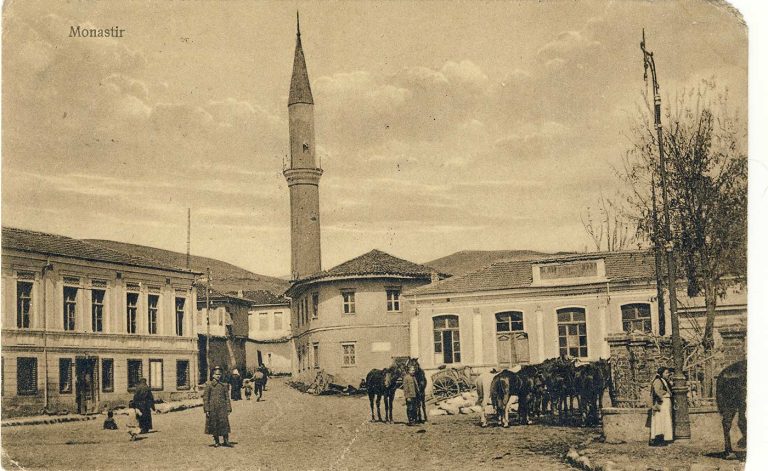 Бесим Пашината џамија и зградата на денешната Противпожарна единица во Битола на разгледница од 1916 година издадена од Д.Крепиев од Софија.