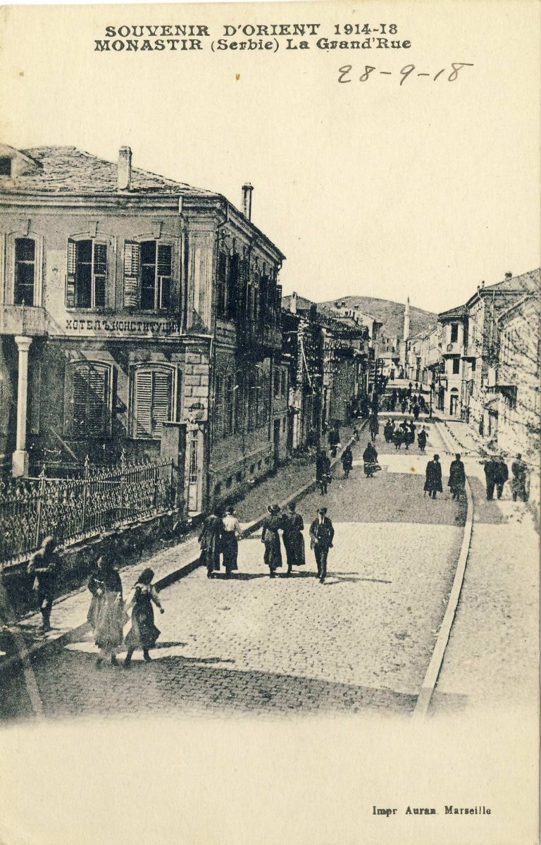 Широк Сокак гледан кон север со хотелот “Конституција” на разгледница од серијата Souvenir D’Orient 1914-1918, Monastir од францускиот издавач Auran од Marseille.
