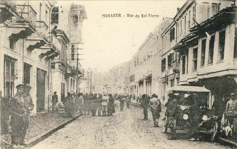 Широк Сокак преполн со минувачи и француски војници кои го разгледуваат градот наликува на динамичен град иако е во време на војна– во тоа време таканаречена “Големата војна”. Тука е автомобилот од тие години, војникот кој го шета своето куче и љубопитните војници кои гледаат во фотографот.