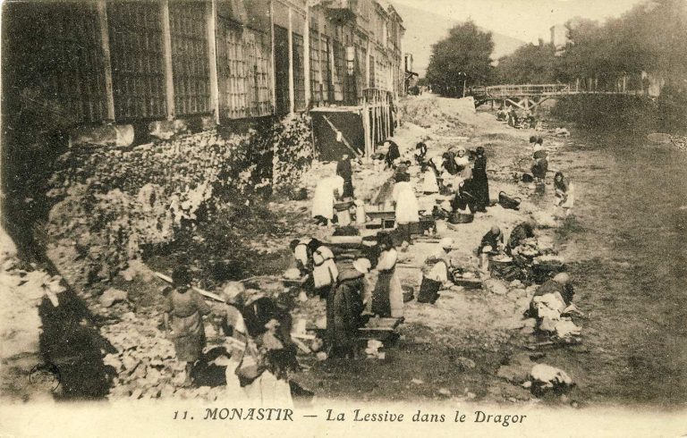 Перачки во реката Драгор.Во заднината се гледа Ленски Мост. Дуќаните на левата страна на оваа слика беа, исто така, разрушени. Сите мостови на реката Драгор во тоа време биле дрвени.