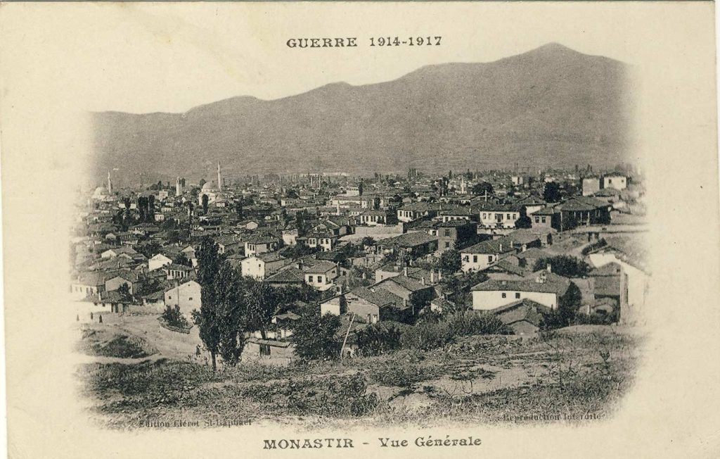 Панорама на Битола од Смилевски Баир од 1917 година. Издавач Clerot St.Raphael. Во заднината е Баба планина со врвот Неолица. Од повисоките објекти на левата страна на сликата се гледаат Јени и Исак џамијата и Саат кулата во средината измеѓу нив. Истата не е употребена.