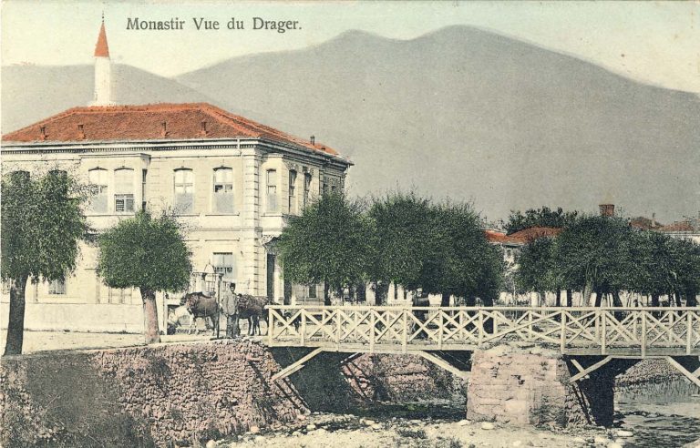 Реката Драгор со поглед на Пелистер и зградата на денешното Музичко училиште