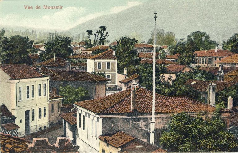 Дел од улицата Београдска со Рускиот конзулат и јарболот со крст од конзулатот