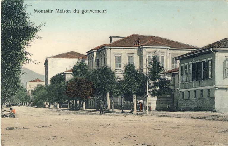 Булеварот покрај реката Драгор кон Пелистер со куќата на градоначалникот (гувернерот) на разгледница од 1907 година. (Денес Ректорат на Униерзитетот во Битола).