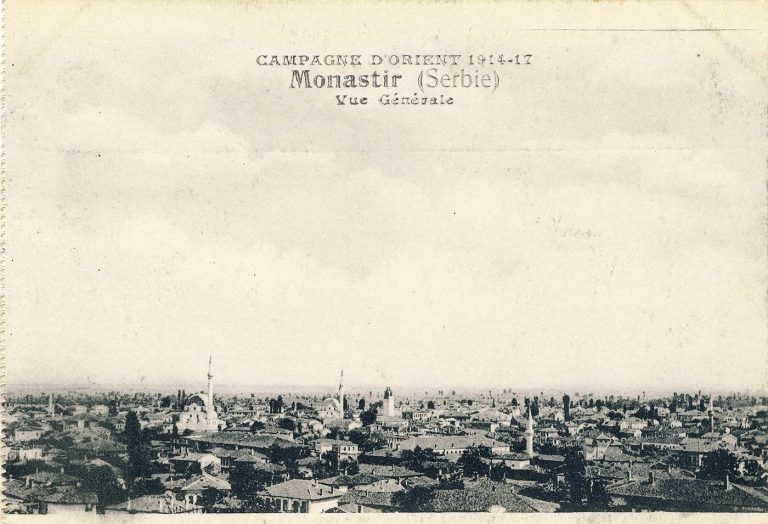 Панорама на Битола кон југозапад. Саат кулата и џамиите се високо над куќите и на оваа разгледница од 1917 година