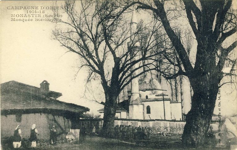 Џамија во Битола. Ин­тересно е што сите поголеми џамии Французите ги имену­ваат со име Света Софија како оваа на сликата.